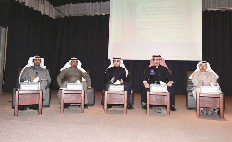المحامي جمال الفضلي ود.مساعد العنزي والنائب د.عبدالكريم الكندري ود.على أظبيه ود.عبدالمجيد العنزي خلال الندوة 	(متين غوزال)﻿