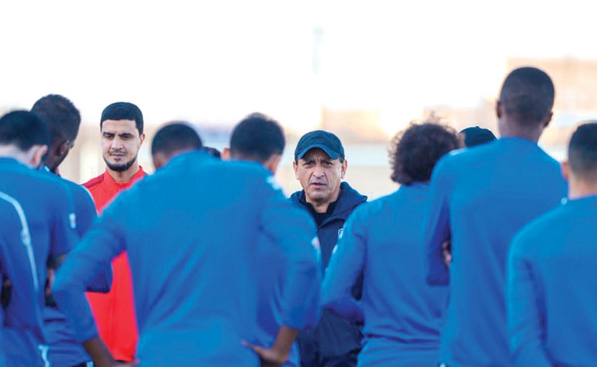 لاعبو الهلال يستمعون لتوجيهات مدربهم رامون دياز في التدريبات الاخيرة (موقع الهلال)