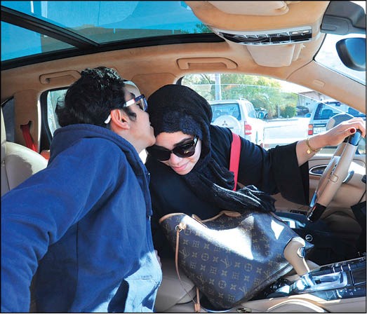 طالب يقبل رأس والدته بعد انتهاء الاختبار (زين علام)