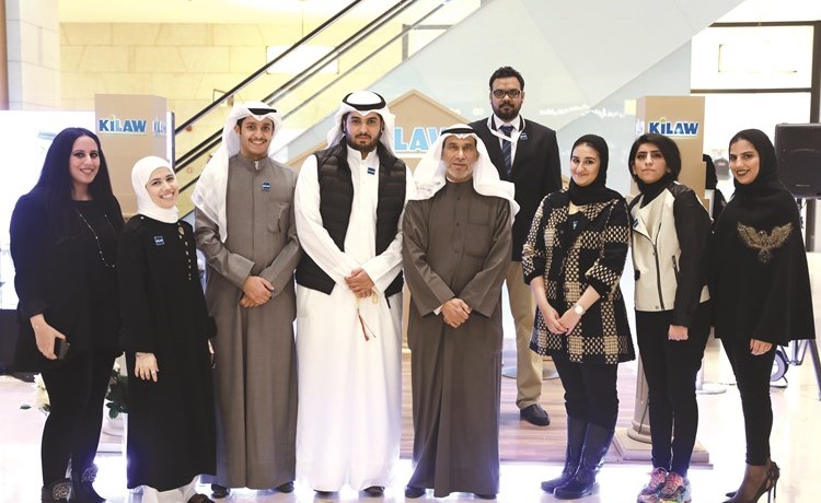 د.محمد المقاطع ود.إيمان القطان مع فريق الكلية في مجمع 360﻿