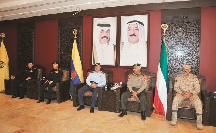 الفريق الركن محمد الخضر والفريق الركن عبدالله النواف خلال استقبال المهنئين﻿