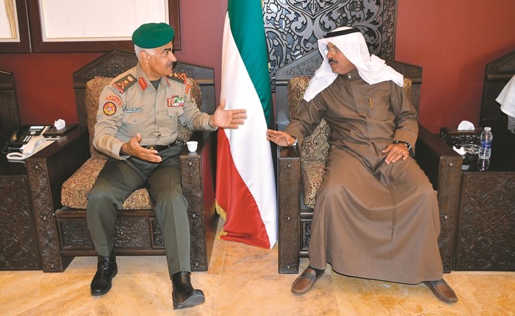 الفريق أول متقاعد الشيخ أحمد النواف مهنئا الفريق الركن محمد الخضر على سلامته ﻿