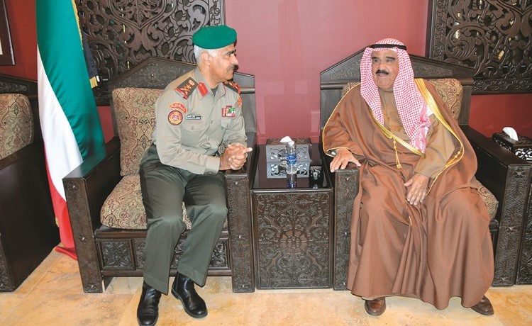 الشيخ فيصل السعود مهنئا الفريق الركن محمد الخضر﻿