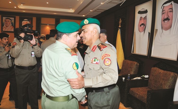 الفريق الركن محمد الخضر مصافحا الفريق ركن هاشم الرفاعي﻿