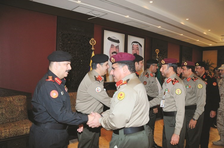 الوفد المرافق يتلقى التهاني﻿