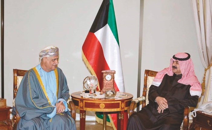 السفير خالــد الجـارالله أثناء استقبـاله السفيــر العمــاني عدنان الأنصاري﻿