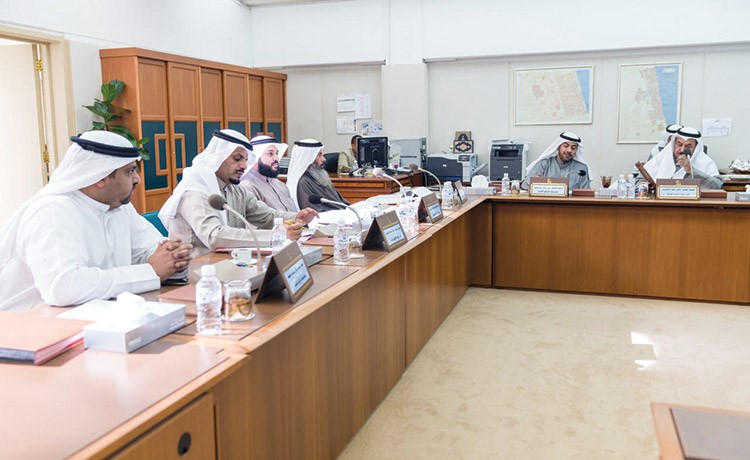  خلف دميثير وعلي الدقباسي ونايف المرداس وعبدالله فهاد وماجد المطيري وراكان النصف أثناء اجتماع اللجنةة