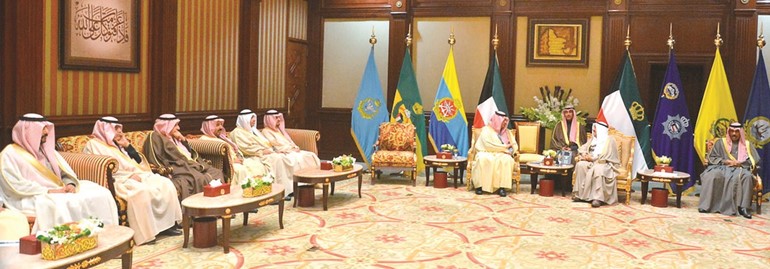 صاحب السمو الأمير الشيخ صباح الأحمد وسمو ولي العهد الشيخ نواف الأحمد خلال استقبال وزير الداخلية السعودي صاحب السمو الملكي الأمير عبدالعزيز بن سعود والوفد المرافق﻿