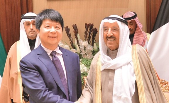 صاحب السمو الأمير الشيخ صباح الأحمد مستقبلا رئيس شركة هواوي للتكنولوجيا جيو بينغ ﻿