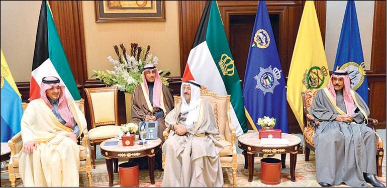 صاحب السمو الأمير الشيخ صباح الأحمد لدى استقباله وزير الداخلية السعودي بحضور سمو ولي العهد 