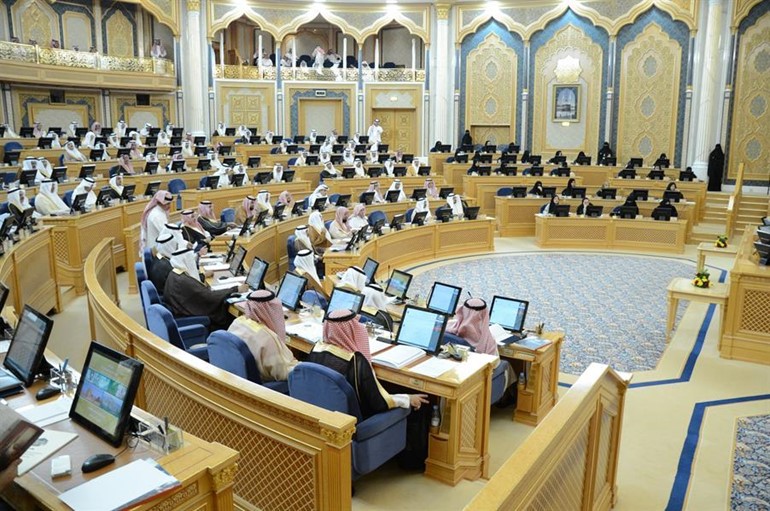 "الشورى" السعودي يطالب برفع نسبة توظيف السعوديات
