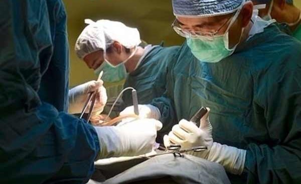 يترك بطن المريض مفتوحاً 3 ساعات لارتباطه بعملية أخرى