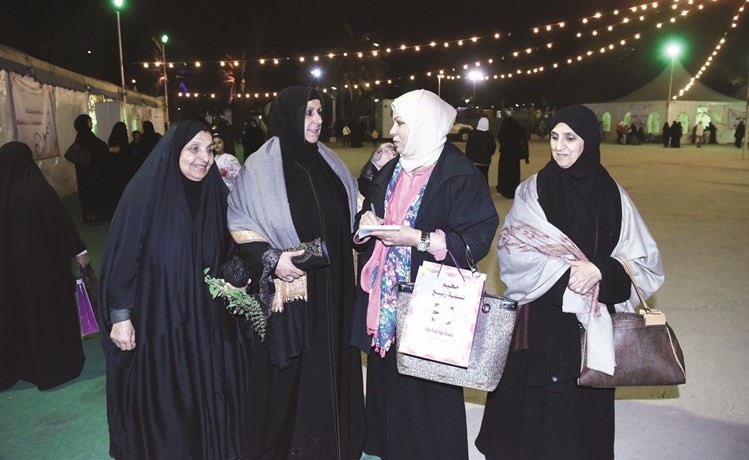 الشيخة أوراد الجابر وبثينة الدهيشي مع الزميلة ليلى الشافعي﻿