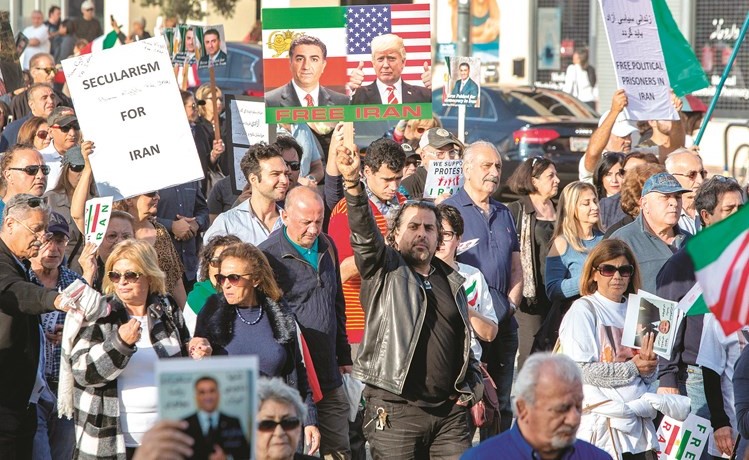 مسيرة في كاليفورنيا مؤيدة للاحتجاجات الايرانية ترفع صور ترامب ونجل شاه ايران	 (رويترز) ﻿