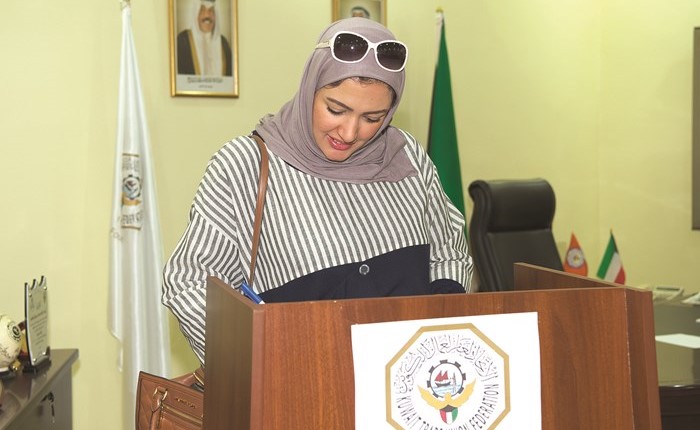 ناخبة تدلي بصوتها﻿