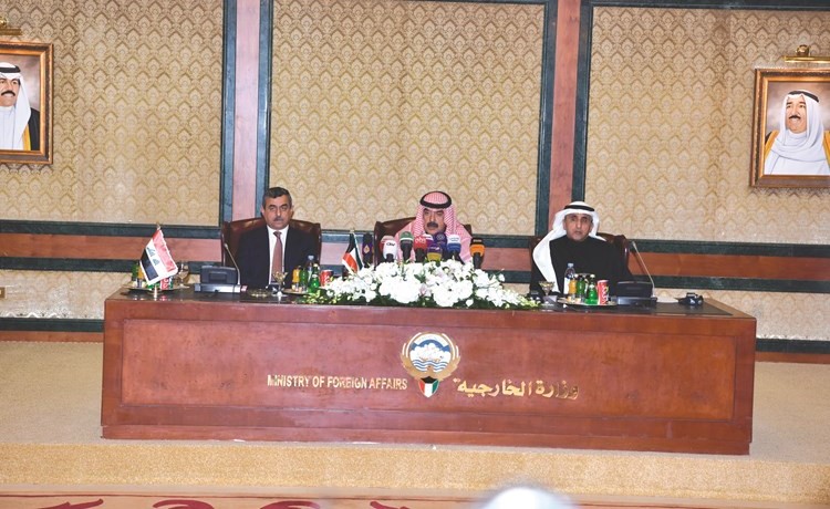 خالد الجارالله متوسطا مهدي العلاق وعبدالوهاب البدر- (ريليش كومار) ﻿