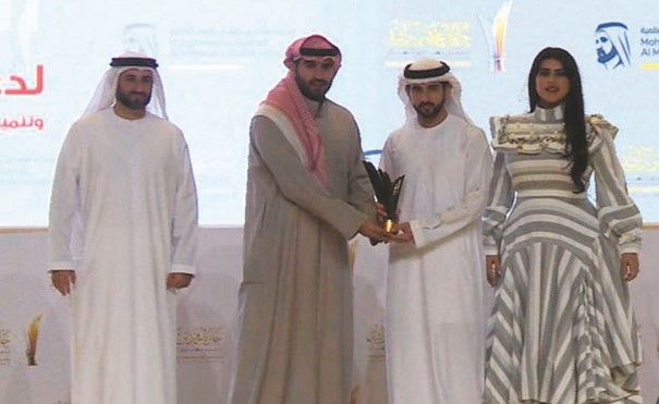 أبرار المسعود ومزيد المسعود يتسلمان الجائزة ﻿