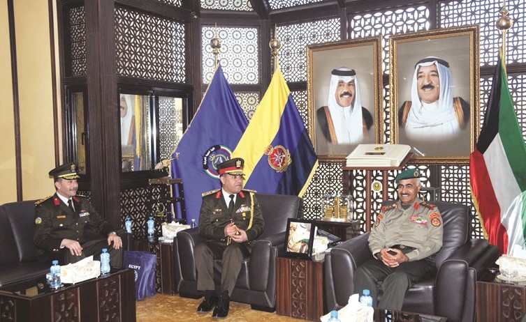 الفريق الركن محمد الخضر مستقبلا العميد هشام المسيك والعقيد يحيى الصمدي﻿