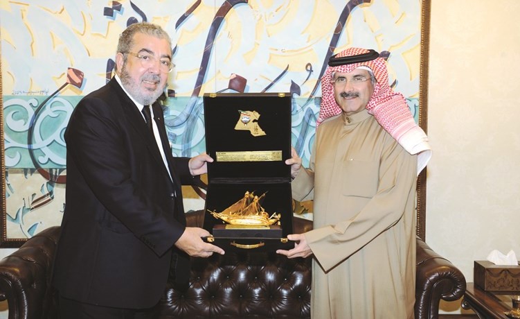 الشيخ مبارك الدعيج يقدم درعا تذكارية لخليل الإدريسي	﻿
