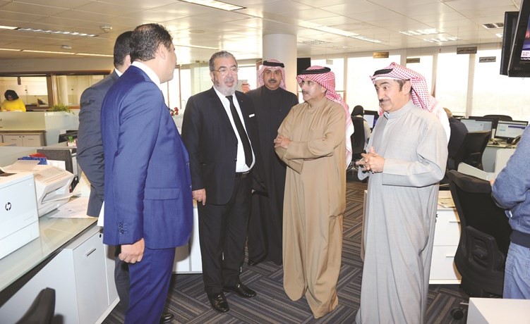 الشيخ مبارك الدعيج وخليل الإدريسي خلال الجولة على أقسام التحرير في كونا﻿