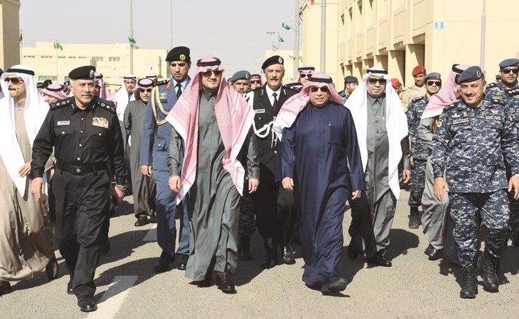 الفريق م. الشيخ خالد الجراح وصاحب السمو الملكي الأمير عبدالعزيز بن سعود بن نايف لدى وصولهما إلى معسكر القوات الخاصة ويبدو الفريق محمود الدوسري﻿