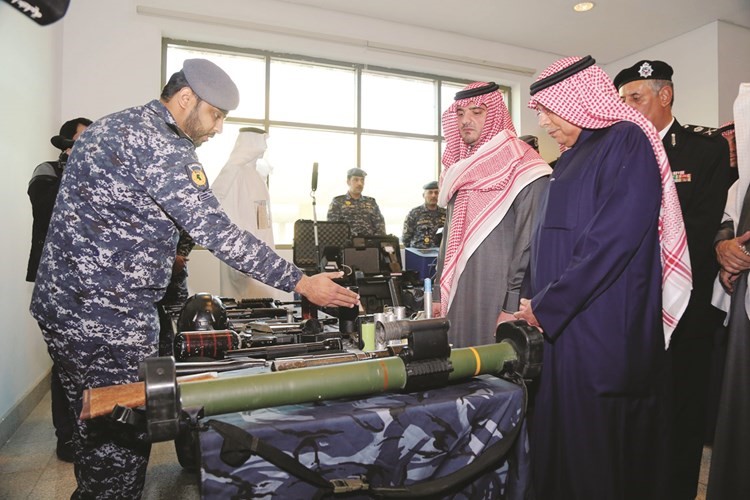 الشيخ خالد الجراح وصاحب السمو الملكي الأمير عبدالعزيز بن سعود بن نايف يطلعان على اجهزة ومعدات القوات الخاصة ﻿