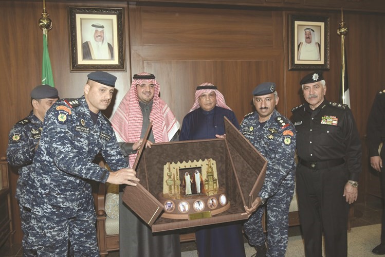 الفريق محمود الدوسري يقدم درعا تذكارية الى وزير الداخلية السعودي﻿