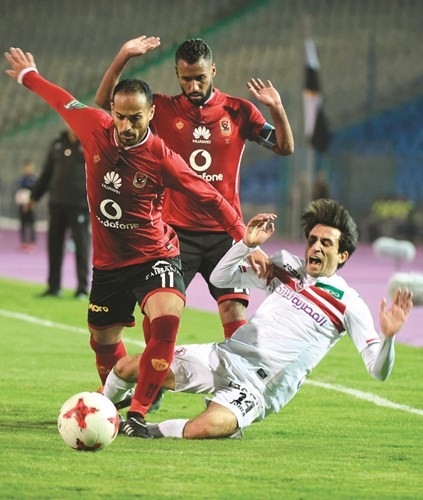 صراع على الكرة بين نجم الاهلي وليد سليمان ونجم الزمالك حسام عاشور﻿