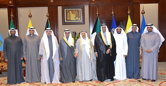 صاحب السمو الأمير الشيخ صباح الأحمد مستقبلا رئيس وأعضاء مجلس إدارة النادي العلمي