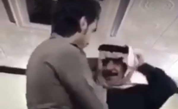 بالفيديو.. موقف إنساني لرجل أمن سعودي يخلع معطفه ويلبسه مسناً اشتكى من البرد
