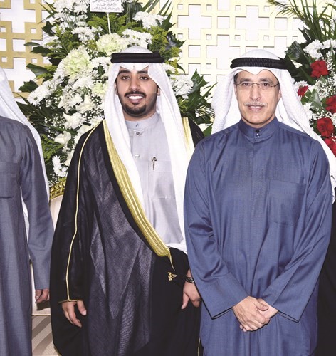 المستشار محمد العجلان يهنئ المعرس﻿