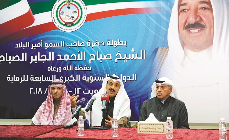 العتيبي متحدثا خلال المؤتمر الصحافي بحضور كرم والعصيمي﻿