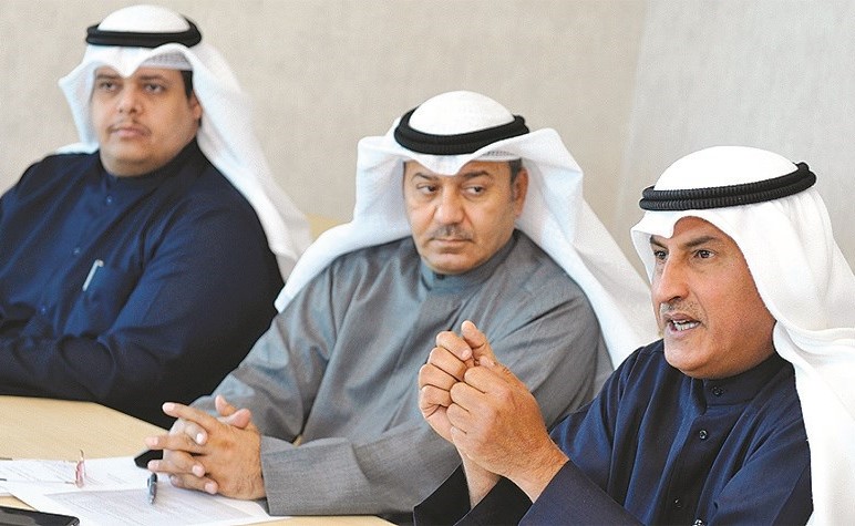 د.عبدالعزيز الرباح يتوسط أحمد الدويهيس ونايف الفضلي﻿
