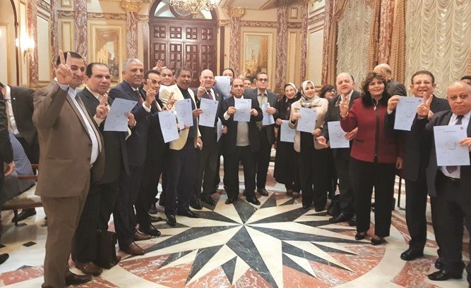 مجموعة من النواب خلال التوقيع على استمارة تزكية السيسي للترشح لفترة رئاسة ثانية﻿