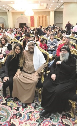 الأب بيجول مع عدنان الصالح وابنته بدرية خلال الاحتفالية﻿