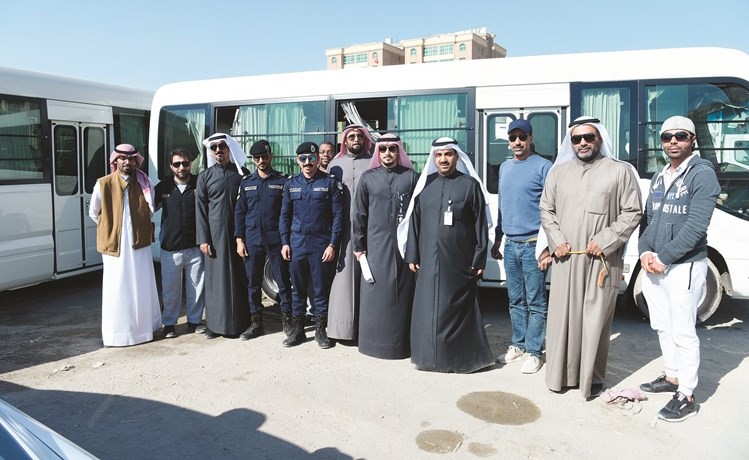 محمد الأنصاري ومحمد الظفيري يتوسطان أعضاء اللجنة المشتركة خلال الحملة﻿