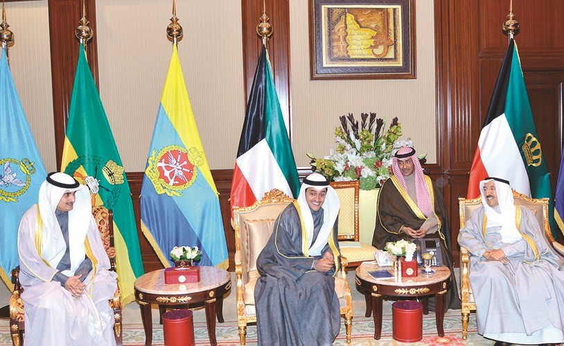 صاحب السمو الأمير الشيخ صباح الأحمد خلال لقائه طلال الخرافي وم.أحمد المنفوحي﻿
