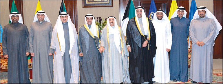 صاحب السمو الأمير الشيخ صباح الأحمد مستقبلا طلال الخرافي وم.أحمد المنفوحي وأعضاء مجلس إدارة النادي العلمي