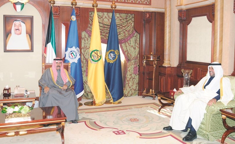 سمو ولي العهد الشيخ نواف الأحمد خلال لقائه الشيخ أحمد المنصور﻿