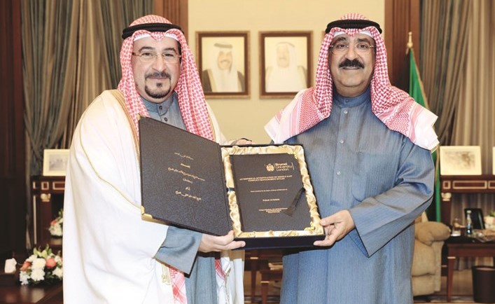الشيخ مشعل الاحمد يتسلم رسالة دكتوراه من الشيخ د. فهد جابر العلي ﻿
