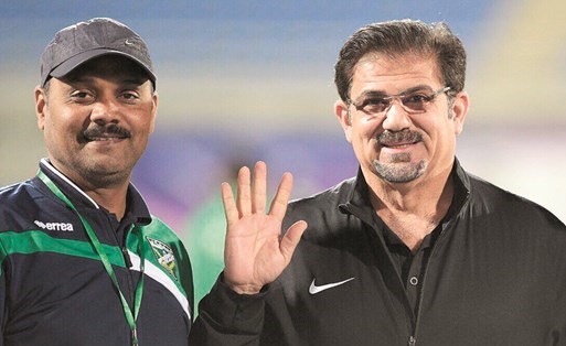 المدرب محمد إبراهيم مع مشعل العبكل بعد التأهل لنصف نهائي كأس ولي العهد﻿