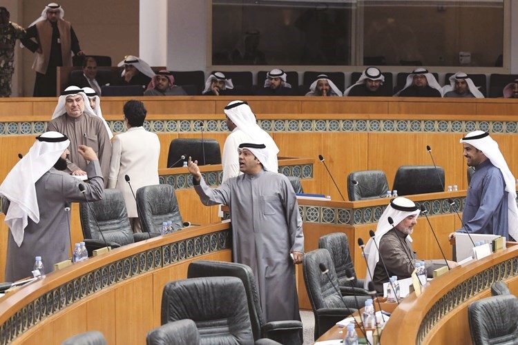 فيصل الكندري وعبدالله فهاد في حديث عن خفض التقاعد ويبدو ناصر الدوسري﻿
