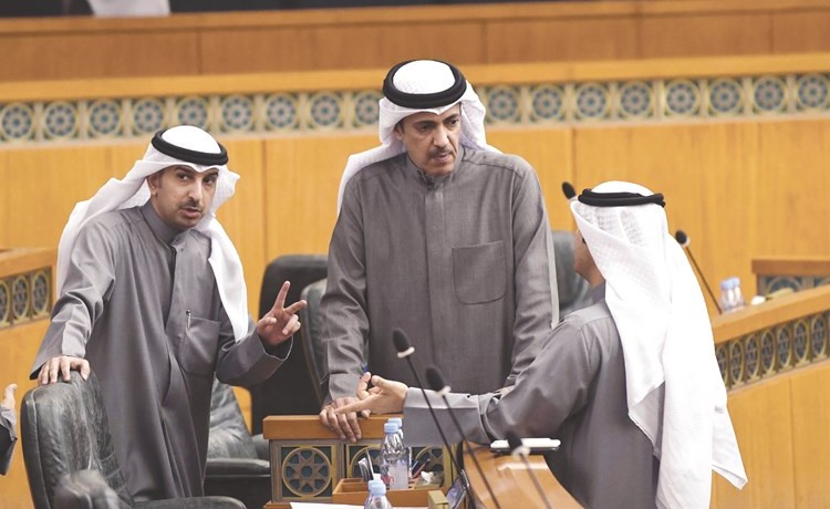 فيصل الكندري وخالد العتيبي وعبدالوهاب البابطين أثناء الجلسة﻿
