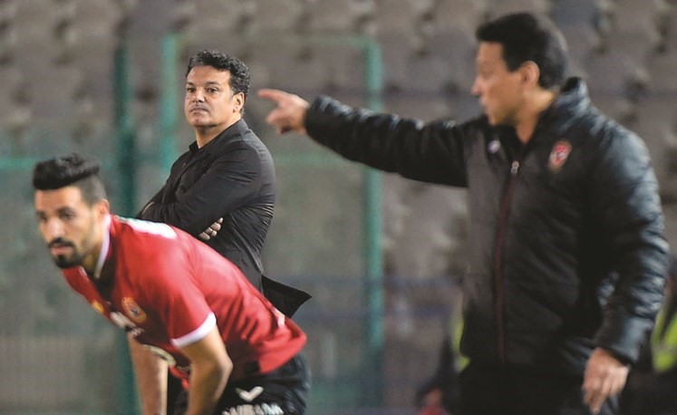 مدرب الاهلي حسام البدري يوجه اللاعبين في المباراة ﻿