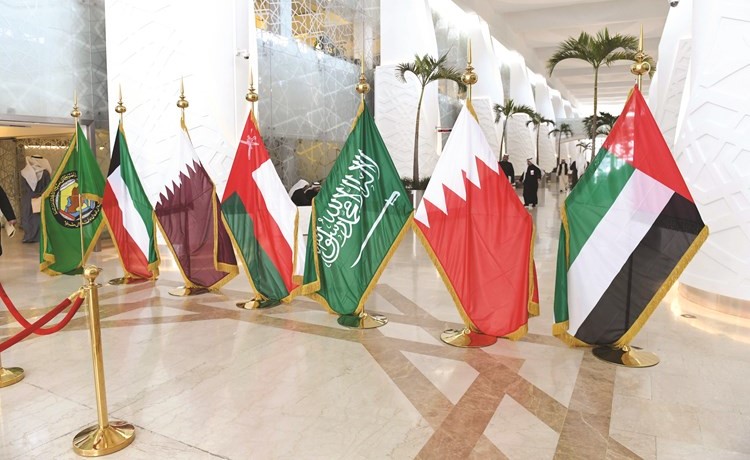 بهو مجلس الأمة وقد ازدان بأعلام دول مجلس التعاون﻿