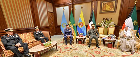 صاحب السمو الأمير الشيخ صباح الأحمد خلال استقباله رئيس الأركان وكبار قادة الجيش  