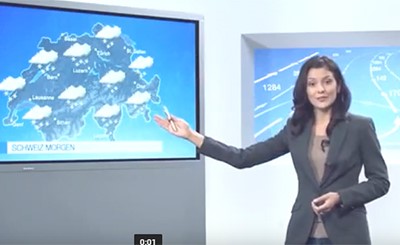 بالفيديو.. لحظة سقوط مروعة لمذيعة على الهواء مباشرة