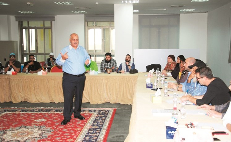 المحاضر الدولي حازم حسني متحدثا في الدورة ﻿