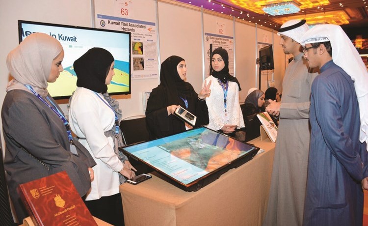 بعض الطالبات يستعرضن مشاريعهن لممثلي بيتك﻿