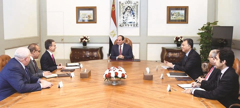 الرئيس عبد الفتاح السيسي مستقبلا المدير التنفيذي لشركة كاتربيلر العالمية جيم امبليبي ووزير النقل د. هشام عرفات﻿